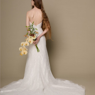 キラキラと流れるような輝きを放つビーディングレースを全体にあしらい、日本人女性の体形に合うよう胸位置やウエスト切り替え位置にこだわったエレガントなマーメードスタイル