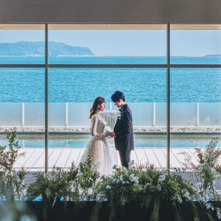 海と空に見守られながら誓う、ふたりだけのガーデンセレモニー