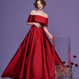 キメ細かいラメ糸と深みがある陰影が特徴のイタリアンジャガードは、鮮やかな赤をセレクト