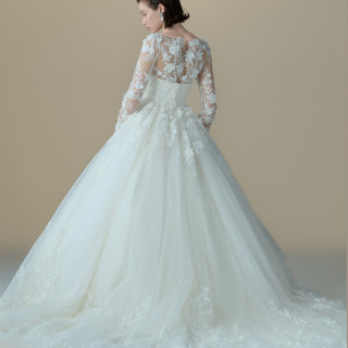 シャープさを備えた大人っぽいハートシェイプのコンパクトなビスチェに、裾にかけて華やかに展開するチュールのボリュームスカートを合わせました