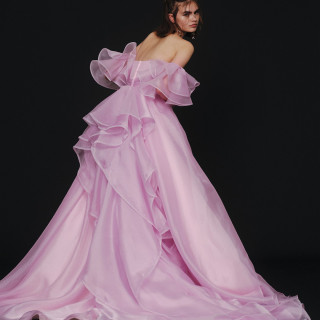 透明感溢れるパウダリーピンクのドレス