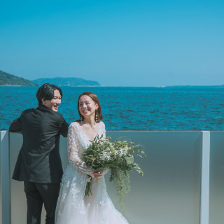 どこまでも続く碧を背景に、愛しさが光に変わるロケーションフォト