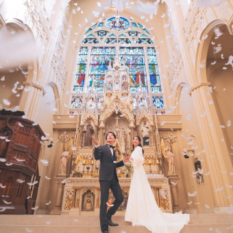 天井高15mの荘厳なスケールと、光に満ちた祭壇。花嫁をいちばん美しく照らす、祝福の舞台。