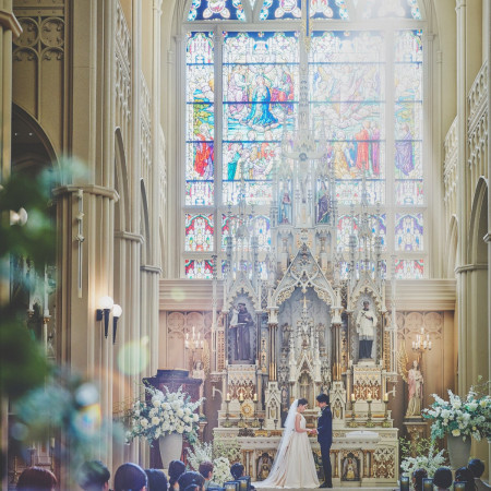 海辺に佇む壮麗な大聖堂。ステンドグラスの光が誓いの瞬間を包み込みます。