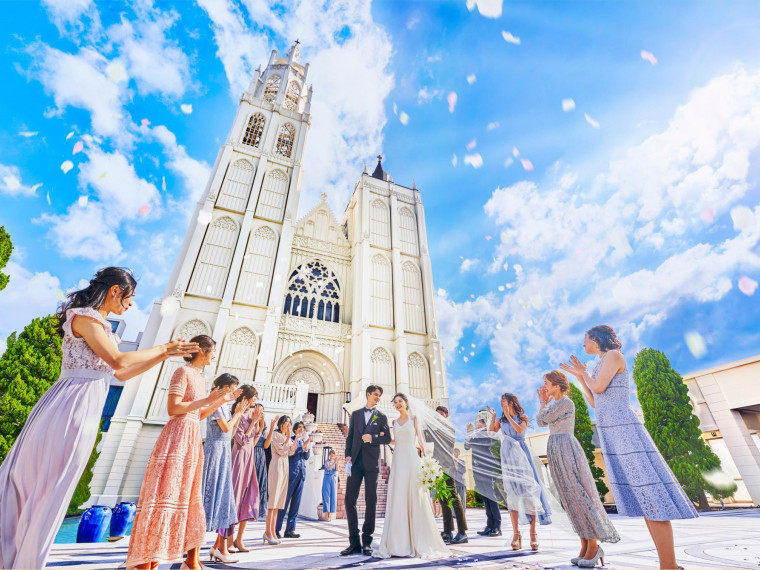 青い海の絶景と緑のガーデンが両方叶う！貸切邸宅で贅沢な時間を