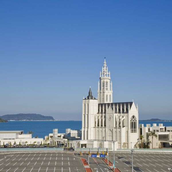 紺碧の海と蒼天の中の白い大聖堂。福岡市のアウトレット、マリノアシティのランドマークです。|ノートルダムマリノア/FIVESTAR WEDDINGの写真(243538)