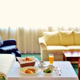 朝食は全室ルームサービス。11時のチェックアウトまで、ひとときをゆっくり楽しむことができる