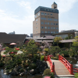 庭園からのホテル外観