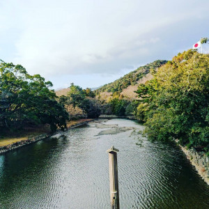 朝の五十鈴川の様子です 。 ホテルマリターレ創世の神前式は 全国の式場で唯一 伊勢神宮の天照大御神様を祀る 式場にて執り行われます|ホテルマリターレ創世 久留米の写真(4069929)