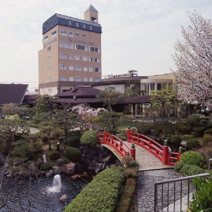 京都から運ばれてきた庭石や手入れされた樹木も見事な「創世苑」。唐招提寺の庭園を手掛けた作庭家による本格的な日本庭園は一見の価値あり。|ホテルマリターレ創世 久留米の写真(4072069)