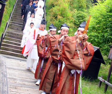 皆に祝福され雅楽の調べと共に花嫁行列が行われます