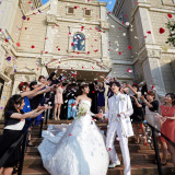 一歩一歩階段を下りる度にフラワーシャワーが舞い、温かな祝福に包まれる。