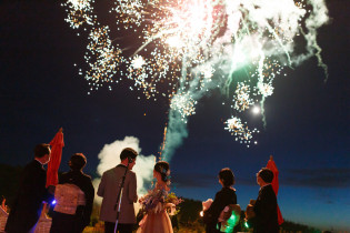 空を彩る打上げ花火のフィナーレ|ノートルダム秋田/FIVESTAR WEDDINGの写真(43041776)