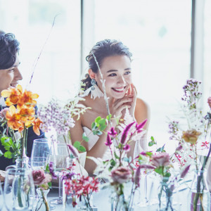 フラワーコーデは花だけではなく、花器も大事。たくさんのグラスに一輪を添えるトレンドコーデ！|ノートルダム秋田/FIVESTAR WEDDINGの写真(23535812)