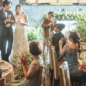 貸切の披露宴会場でゲストと気兼ねない時間を過ごして|ノートルダム秋田/FIVESTAR WEDDINGの写真(42763835)