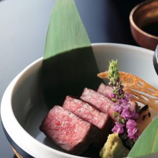 お肉料理は熟成醤油と本山葵で