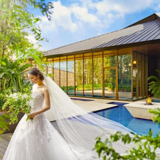 木のぬくもりを感じられるチャペルは、ふたりの姿を一層美しく引き立てます