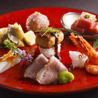 各会場に併設されたプライベートキッチンからは、温度にこだわった熱々の料理が届けられる