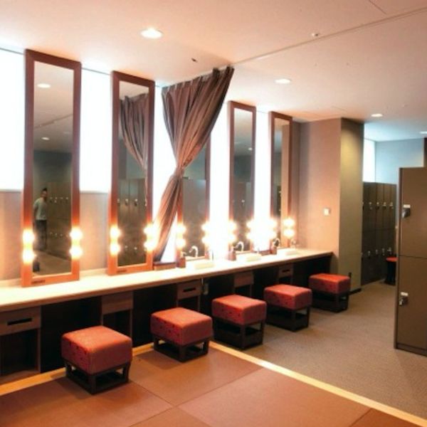 女性更衣室のメイク台とロッカールーム、広々とした和装の着付け用畳スペースもあり。|ジ オリエント 神戸・旧居留地(旧オリエンタルホテル)の写真(1118005)