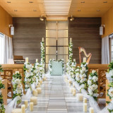 お花に囲まれた結婚式が叶う。ハープとオルガンの音色がお二人を荘厳なハーモニーで包み込みます。