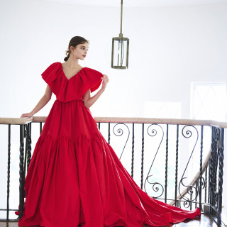 【TAKAMI BRIDAL】真っ赤なドレスで華やかに、胸元から袖にかけてのフリルと素材感がポイント
