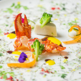オマール海老のローストに白身魚のムースを添えて・・・季節野菜と饗宴