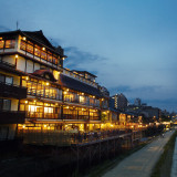 夜の鴨川畔にきらめく明かりが美しい。