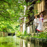 川のせせらぎが聞こえる情緒漂う街並み
