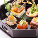 フレンチと和が融合した人気の祝い八寸。様々な食材を使用し彩も鮮やか。