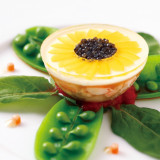 一枚一枚手作業で作られたパプリカの花びらが美しい「ひまわり」は大人気の前菜。中には様々な海鮮が入り食感も楽しめる。