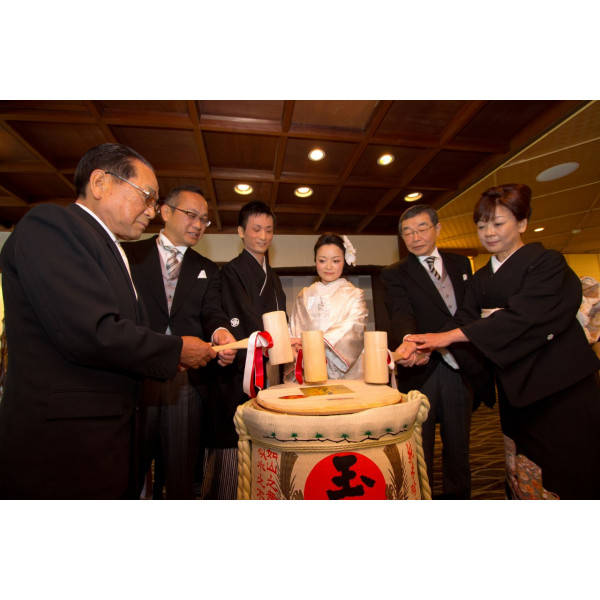 これぞ日本の結婚式 鏡開きで乾杯 Funatsuru Kyoto Kamogawa Resort 登録有形文化財 ウエディングパーク