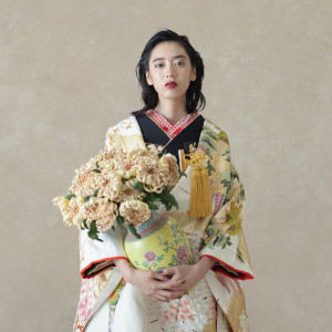 お色直しにも人気の色打掛。京都らしい結婚式をしたい方には外せない。|FUNATSURU KYOTO KAMOGAWA RESORT（登録有形文化財）の写真(3106066)