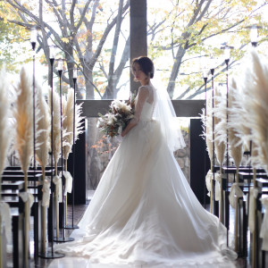 自然光が差し込むガラス張りのチャペルが花嫁姿を一層引き立てる|ザ・ヒルサイド神戸の写真(12919894)