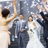 ゲストの温かな祝福に包まれる中、爽やかな青空に舞う フラワーシャワー