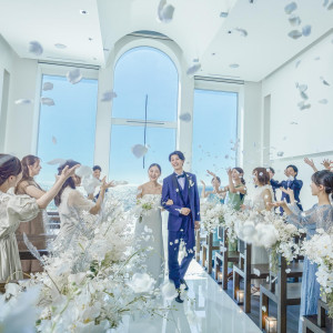 壮大な空と海に包まれたオーシャンチャペルで二人だけの挙式を…