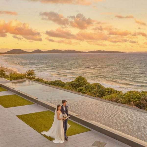 空と海の鮮やかさをパノラマで望むことができるパーティ会場