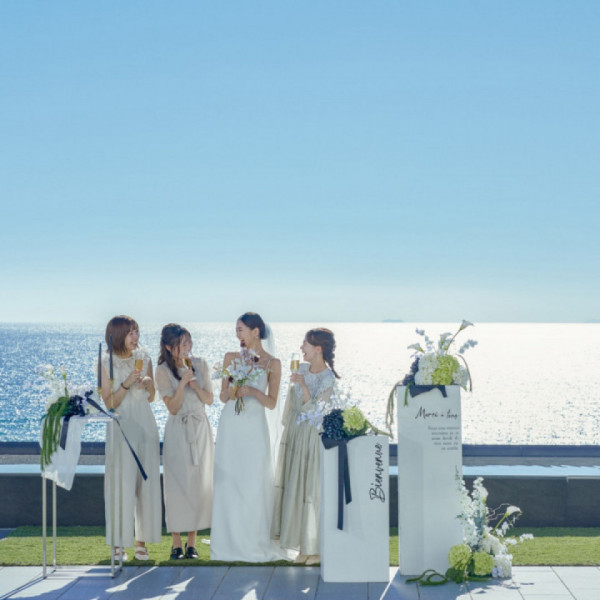 空と海の鮮やかな青をパノラマで望むことができるパーティ会場