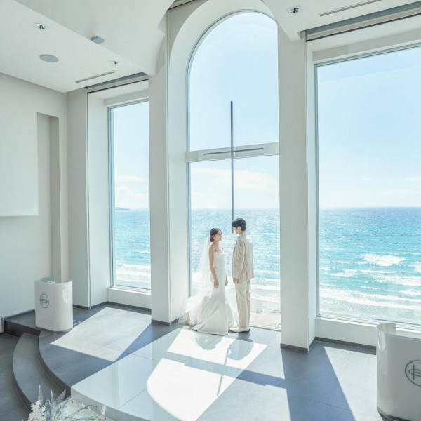 空と海の鮮やかな青をパノラマで望むことができるパーティ会場