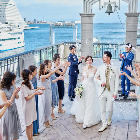 海と空。大切なゲストに祝福されるフラワーシャワー