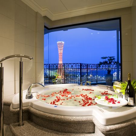 ジャクソン社の円形ジャグジーバスで夜景を楽しみながらのバスタイムもお過ごし頂けます。