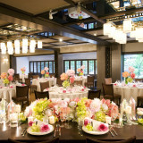 お二人とゲストのテーブルの装花も自由自在!
お好みの色や花で華やかなパーティ会場を♪