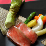 最高級和牛を使ったメイン料理。年配の方々にも食べやすい、ワサビなどを使用した味付けも好評です