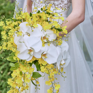 ウェディングドレスに合わせるブーケは季節の花を使用して|EXEX GARDEN（エグゼクス・ガーデン）の写真(30984228)