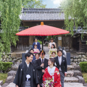 神主と巫女を筆頭に列を成して進んで行く花嫁行列は、日本古来の伝統美を感じるシーン|EXEX GARDEN（エグゼクス・ガーデン）の写真(30974714)