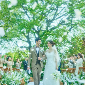 ＼最大160万特典／ 自然光×緑×水溢れる感動チャペル×貸切ガーデン