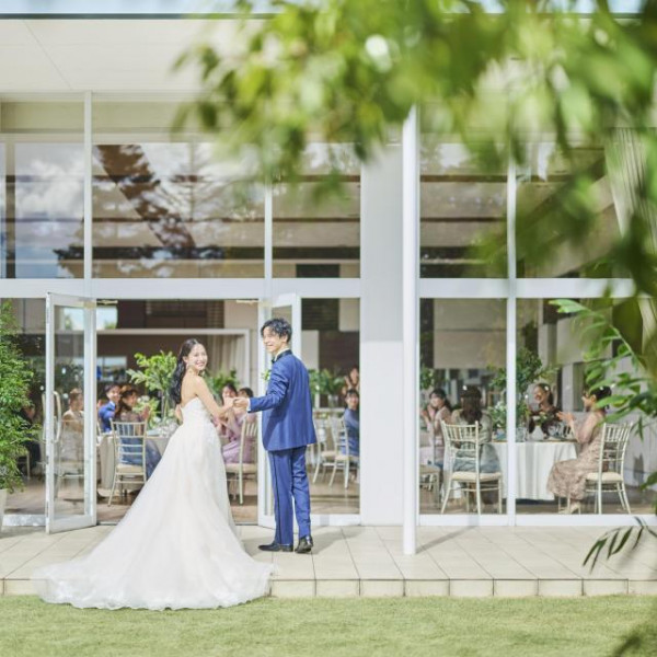 披露宴会場からもガーデンを一望できる開放的空間♪