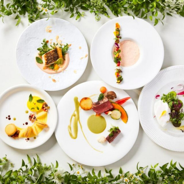 味や見た目はもちろん、香りや食感にまでこだわった、五感に響く一皿をご提供致します。