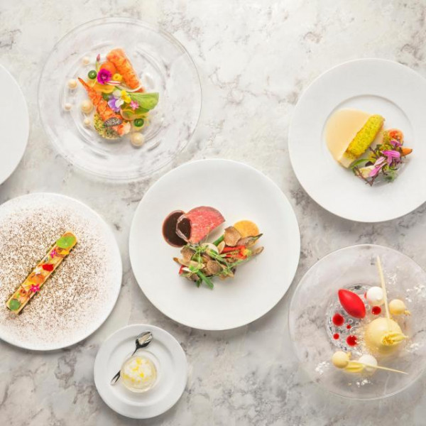 味や見た目はもちろん、香りや食感にまでこだわった、五感に響く一皿をご提供致します。