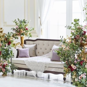 人気のソファを使用したメイン席でゲストとの距離感もアップ！|エヴァウイン小山プレミアムスィーツの写真(10507416)