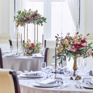 大きな窓から差し込む優しい光が花たちを美しく演出！|エヴァウイン小山プレミアムスィーツの写真(10507353)